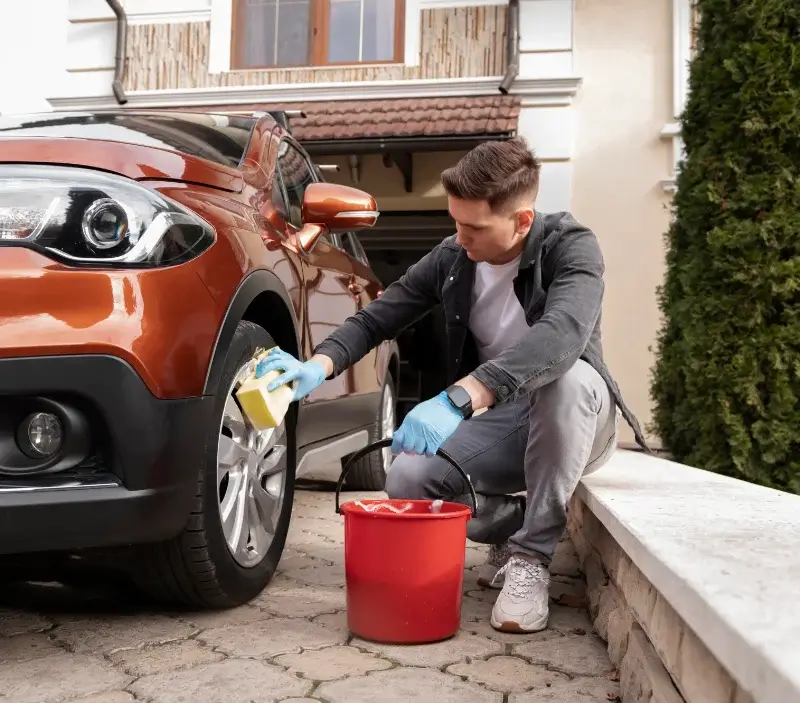 Lavage auto à domicile Lauresses : professionnel intervenant sur un véhicule